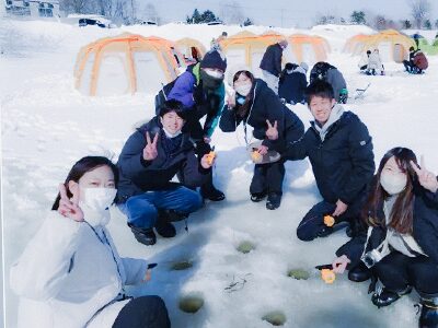 ワカサギ釣りを楽しむお客様の写真