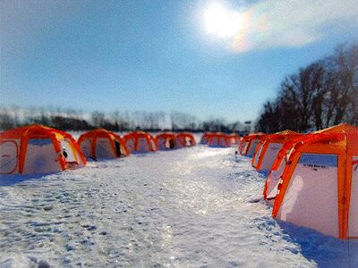 札幌ワカサギ釣りツアーの現地の写真、テントが表情で何棟も立ち並ぶ様子