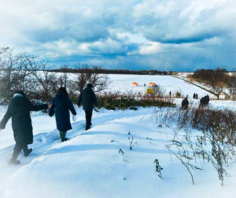 札幌ワカサギ釣りで茨戸川の現地を向かうガイドとお客様